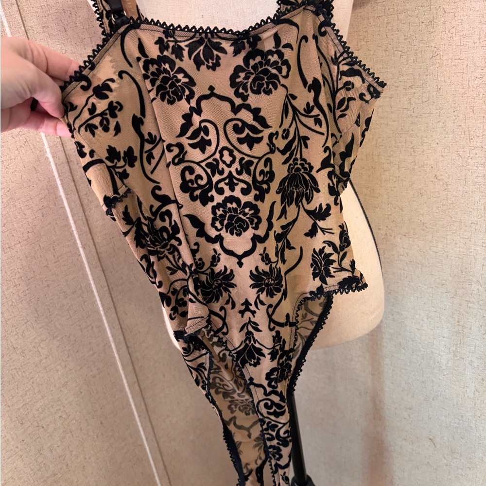 Sexy Elegant Black Floral Lace Bodysuit built in Bra - Picture 3 of 4